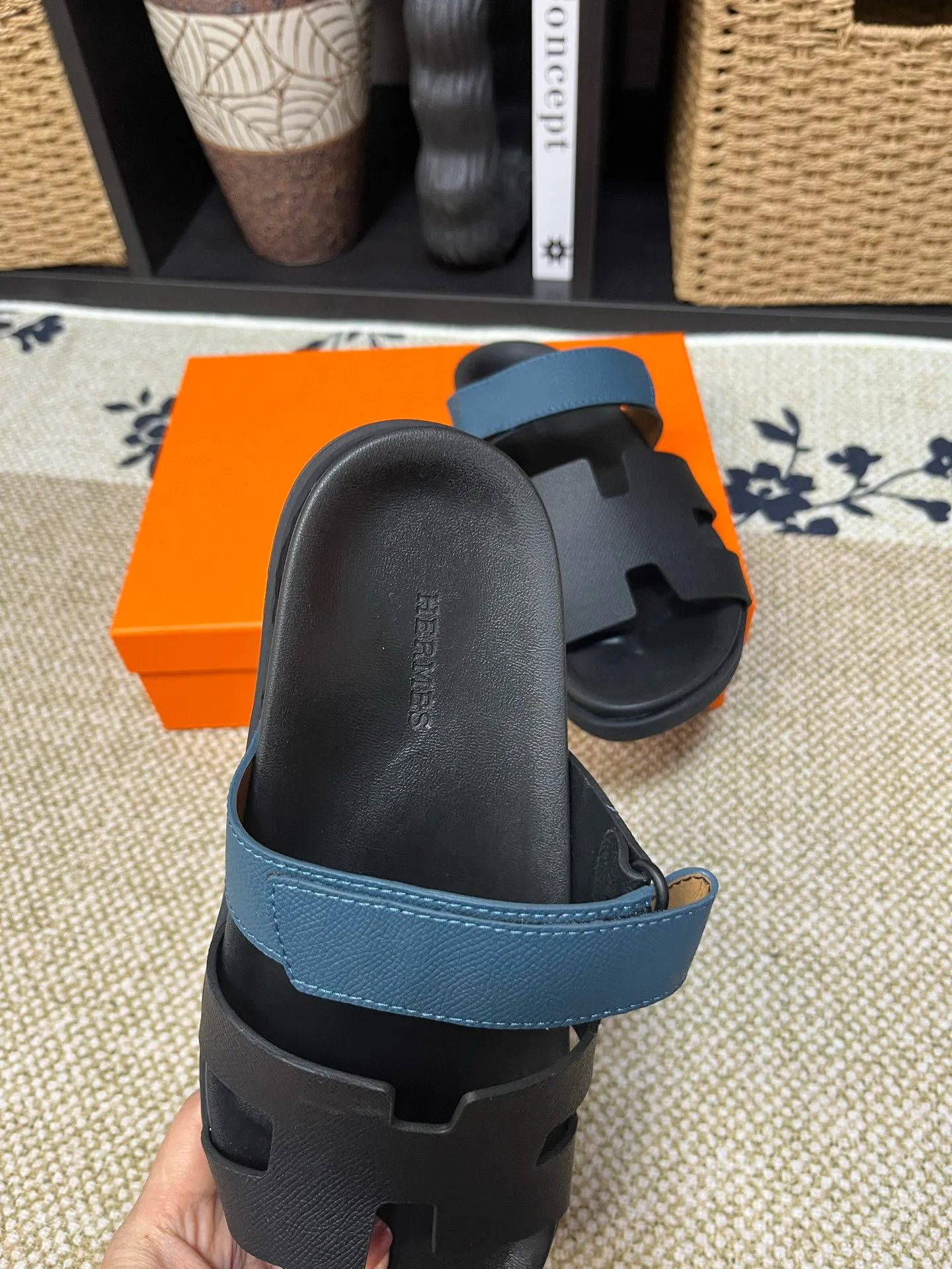 P300 Long-term stock Hermes men’s Kazimir slippers for couples - top quality woven calfskin functional sandals with intertwined uppers inspired by the “H” iconic pattern to create a casual look, perfect for summer. Imported cowhide + cowhide lining + TUP outsole Size: 35-46